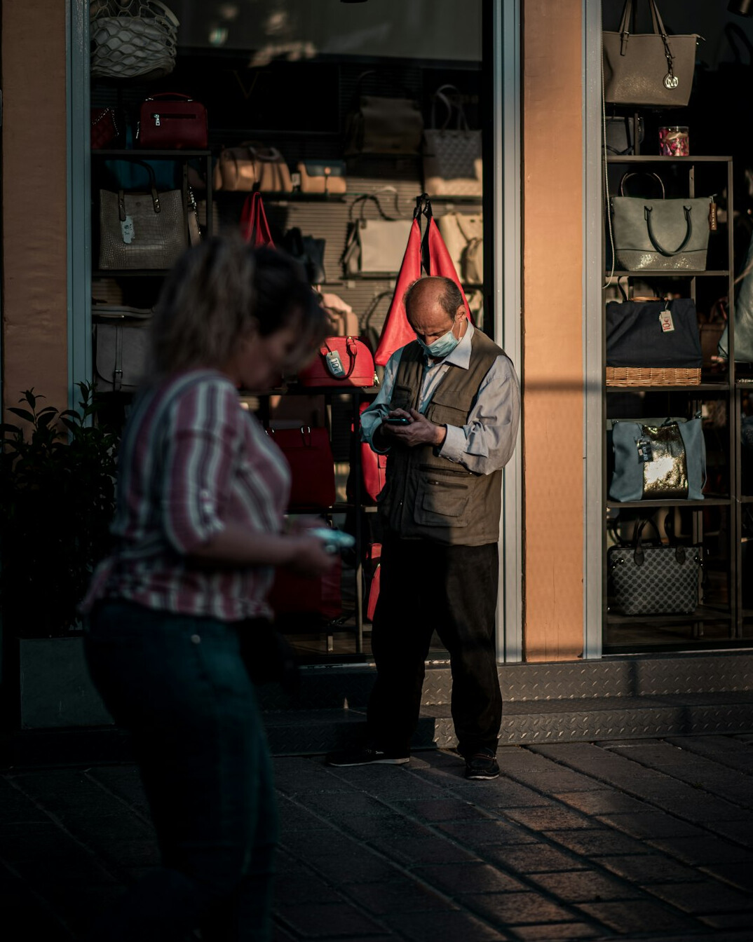detective talking to store manager